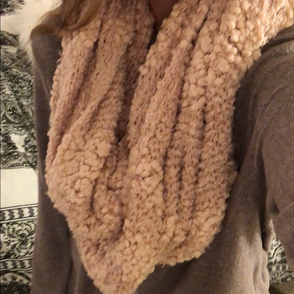 Super soft women’s scarf - Picture 2 of 3